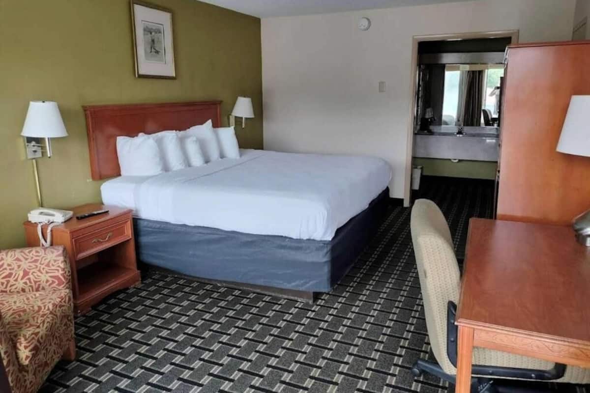 高級寢具、房內夾萬、書桌、熨斗/熨衫板