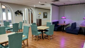 Tägliches inbegriffenes Frühstück zum Mitnehmen