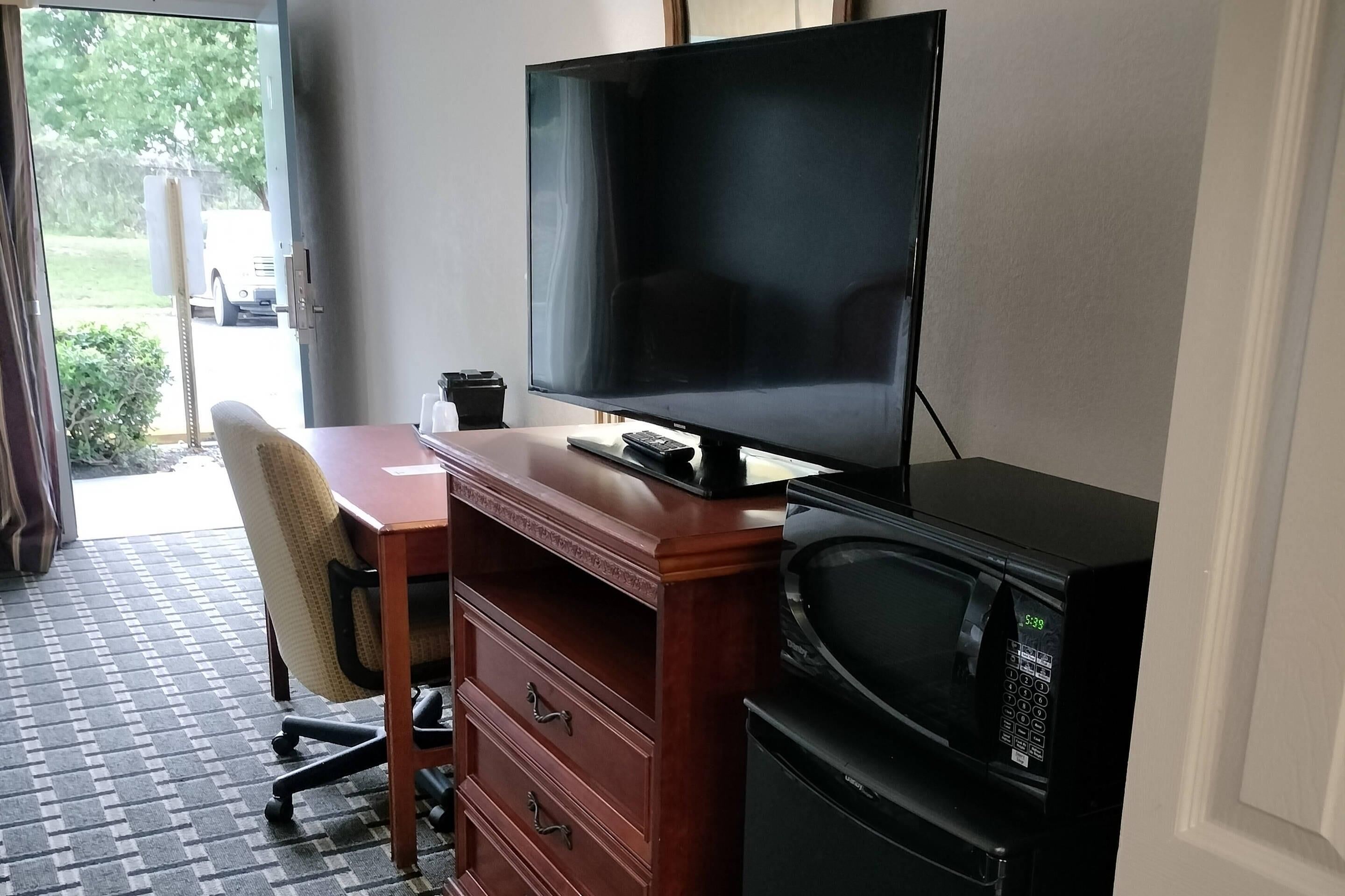 Standardzimmer, 2 Doppelbetten, rollstuhlgeeignete Dusche, Nichtraucher (Handicap Accessible) | Hochwertige Bettwaren, Schreibtisch, laptopgeeigneter Arbeitsplatz