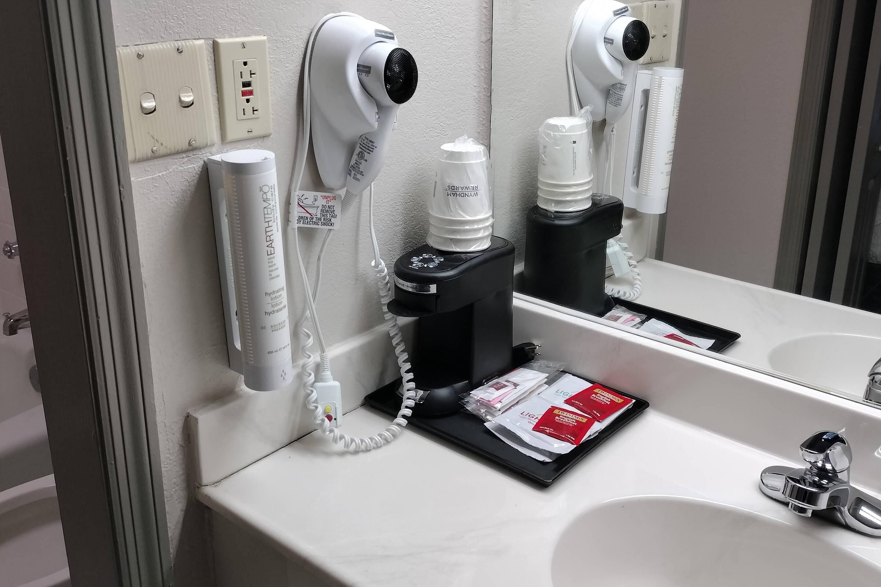 Standardzimmer, 2 Doppelbetten, Nichtraucher (Handicap Accessible) | Hochwertige Bettwaren, Schreibtisch, laptopgeeigneter Arbeitsplatz