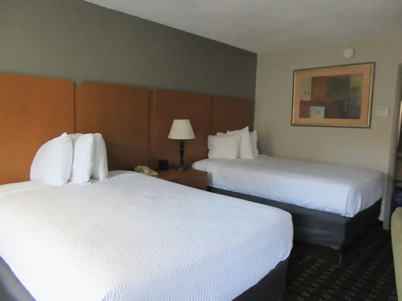 Hochwertige Bettwaren, Zimmersafe, Schreibtisch, Bügeleisen/Bügelbrett