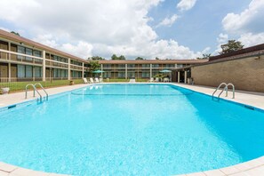 Una piscina al aire libre de temporada