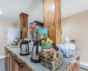 Free buffet breakfast  - Quality Inn & Suites Bremen (Bremen)