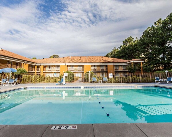 Utomhuspool och solstolar