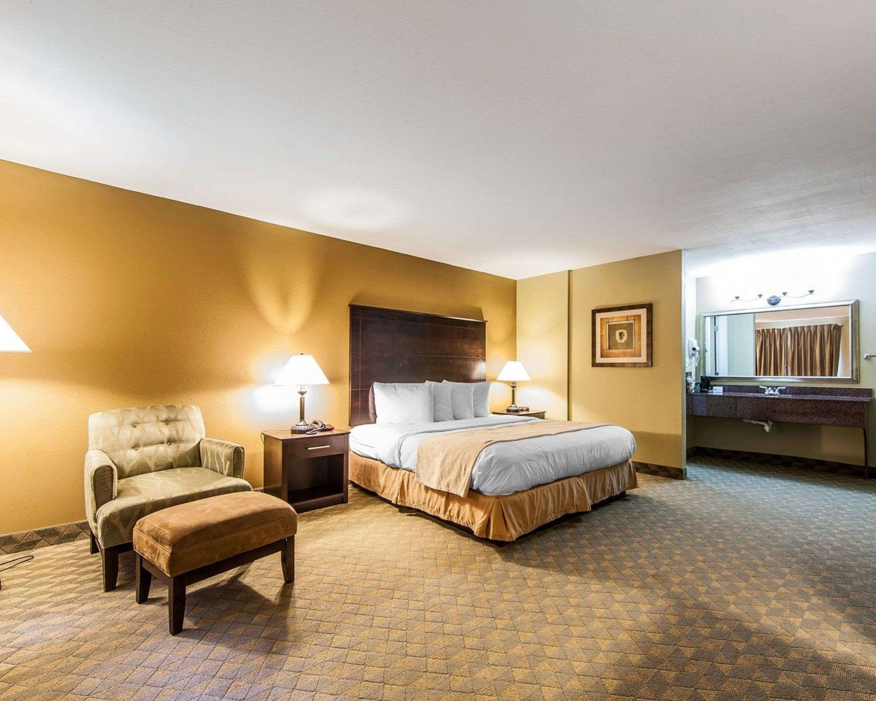 Meja kerja, setrika/meja setrika, dan tempat tidur lipat/tambahan