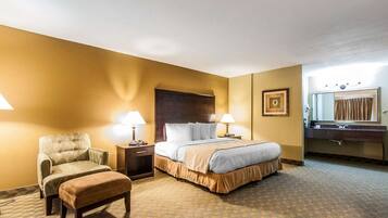 Meja kerja, setrika/meja setrika, dan tempat tidur lipat/tambahan