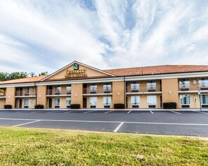A two-story hotel with a flat roof and a sign reading "Quality Inn & Suites". - Quality Inn & Suites Bremen (Bremen)