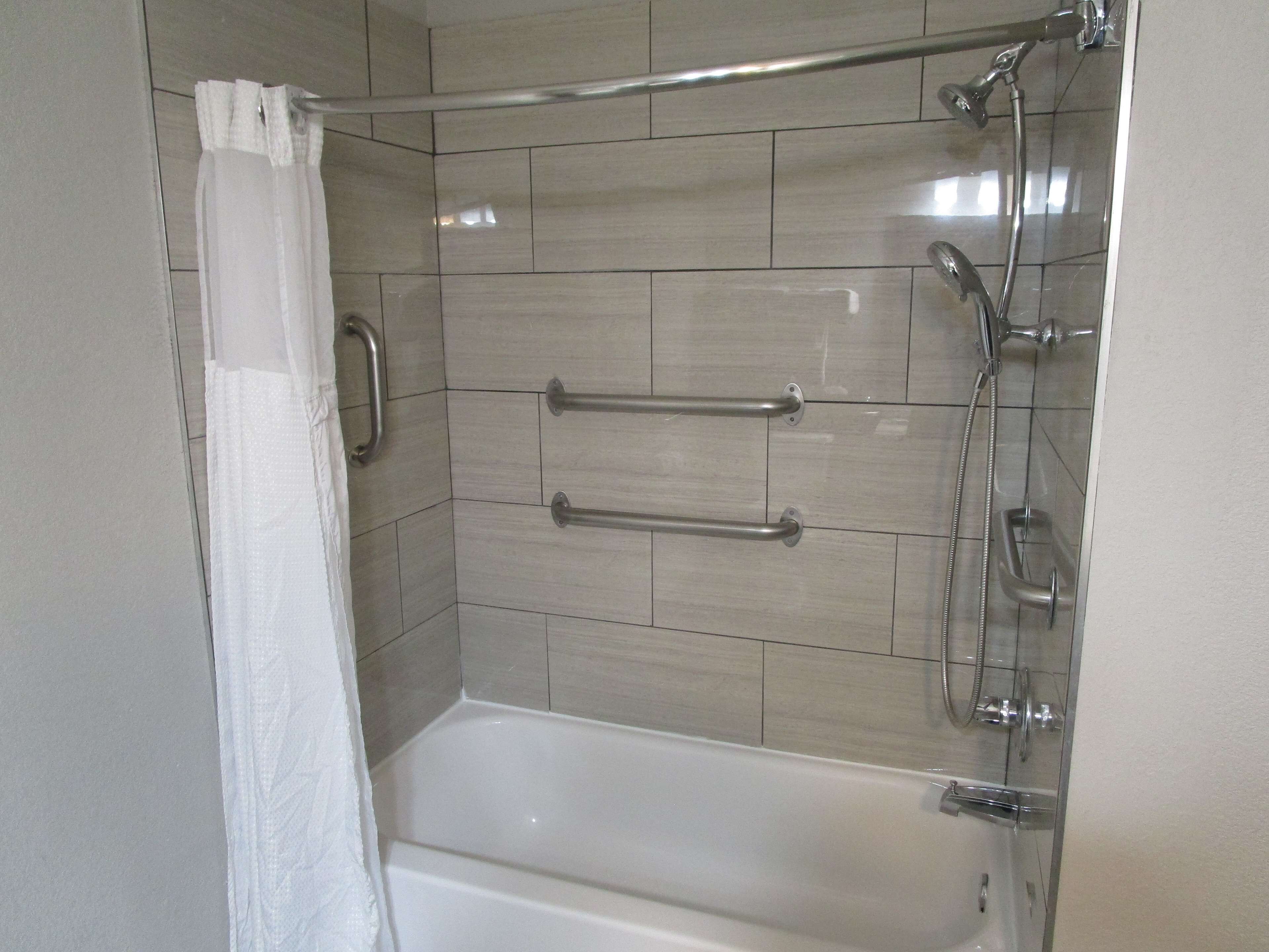 standard room, 1 king bed, accessible, bathtub | bathroom | free toiletries, hair dryer, towels