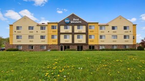 A Best Western hotel with a symmetrical facade, multiple windows, and a central entrance. - Best Western Muscatine / Pearl City Hotel (Muscatine)