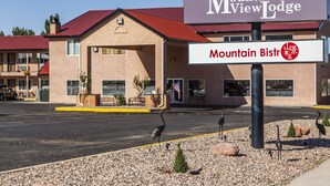 A Mountain View Lodge building with a Mountain Bistro sign. - Mountain View Lodge (Parowan)
