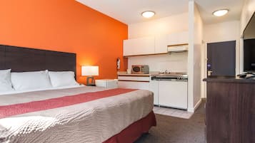 Täysikokoinen jääkaappi, mikroaaltouuni, kahvin-/teenkeitin