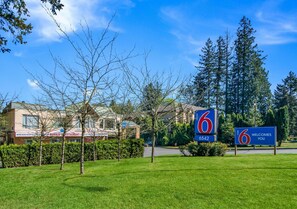 Exterior - Motel 6 Surrey, BC (Surrey)