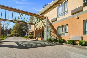 Exterior - Motel 6 Surrey, BC (Surrey)