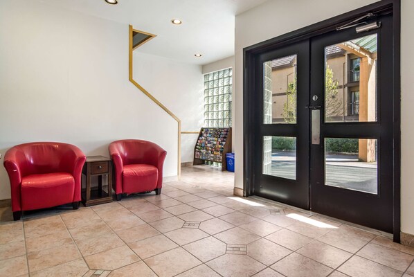 Coin salon dans le hall