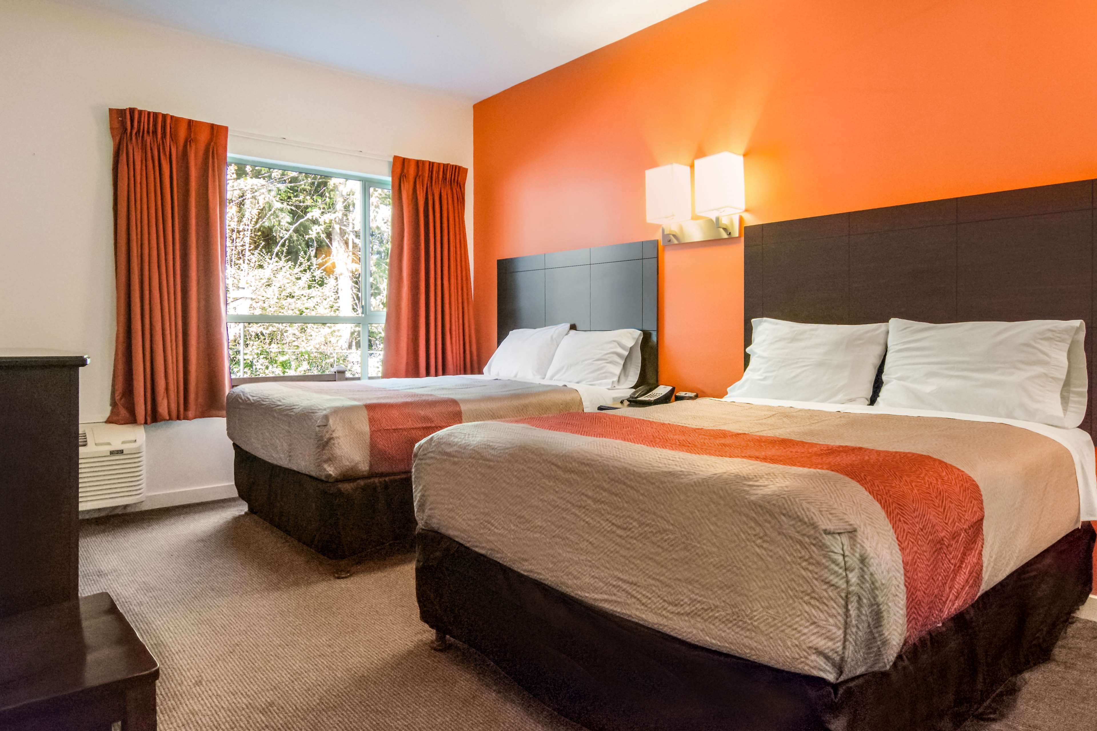 Escritorio, cortinas opacas, tabla de planchar con plancha y wifi gratis