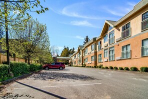Exterior - Motel 6 Surrey, BC (Surrey)