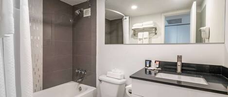 Une salle de bain moderne avec une baignoire, des toilettes et un lavabo.
