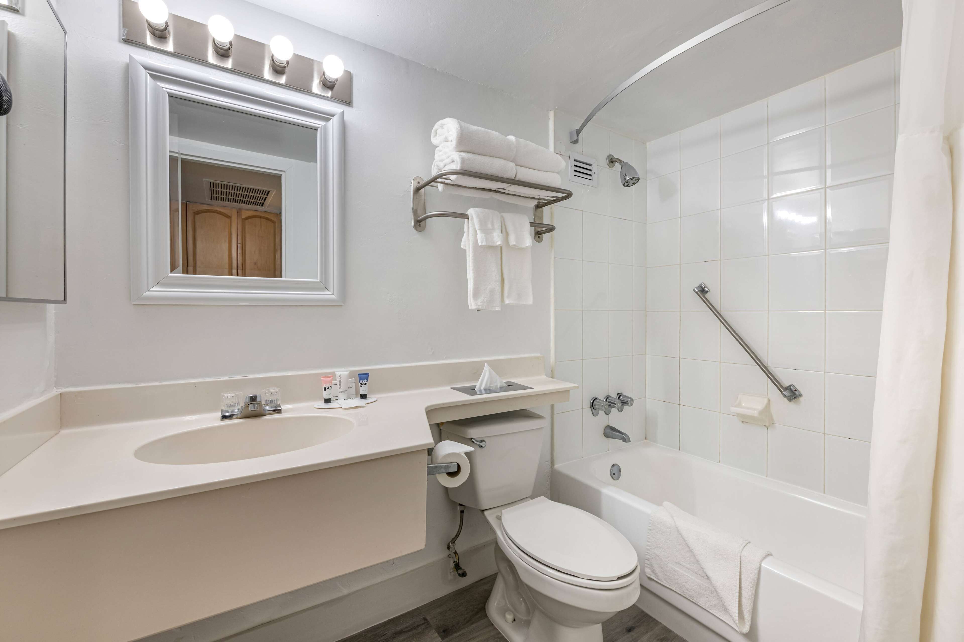 Ein modernes Badezimmer mit Waschbecken, Toilette und Badewanne.