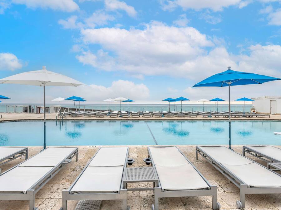 Piscina externa, guarda-sóis, espreguiçadeiras