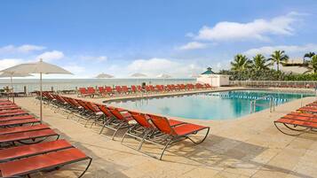 室外游泳池,提供泳池遮陽傘和日光浴躺椅