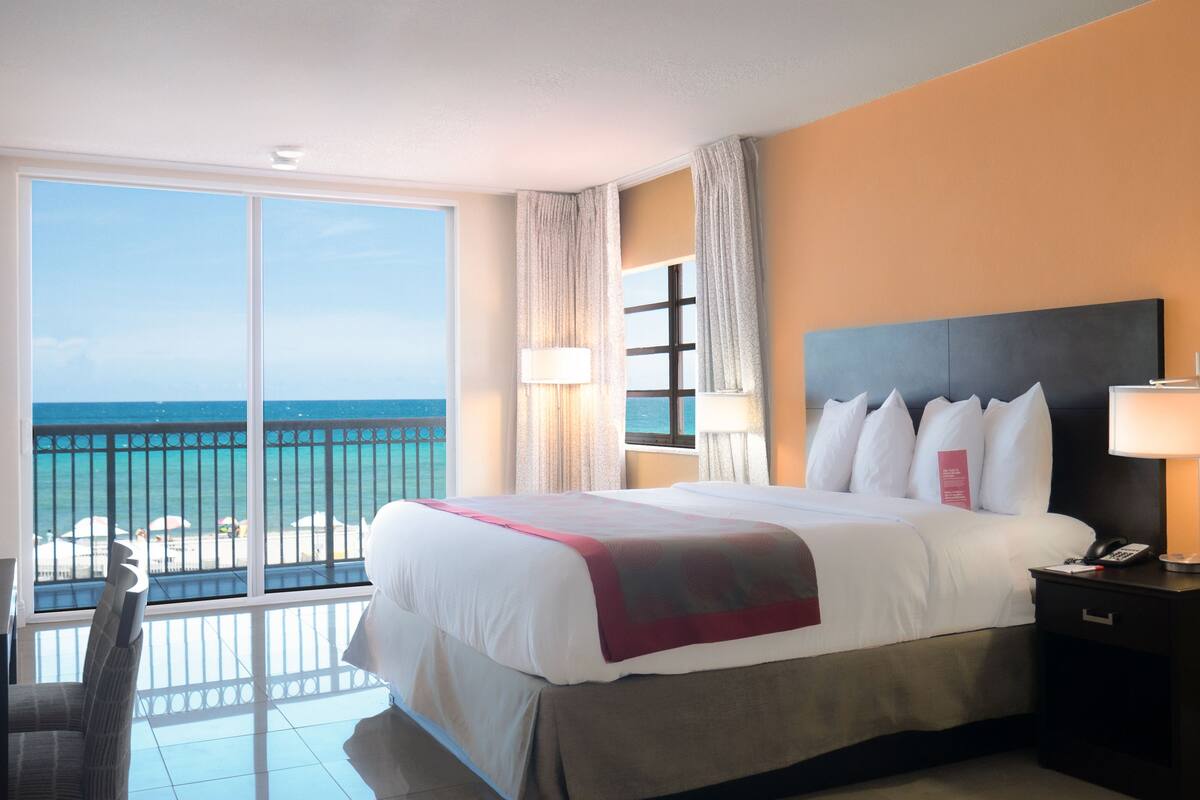Habitación, 1 cama de matrimonio grande, frente al mar (Non-Smoking) | Caja fuerte, escritorio, cortinas opacas y tabla de planchar con plancha