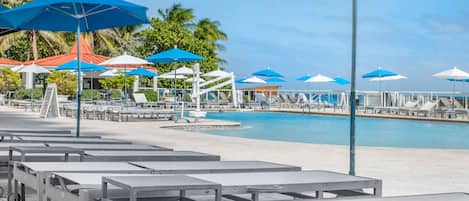 Piscine extérieure, parasols de plage, chaises longues