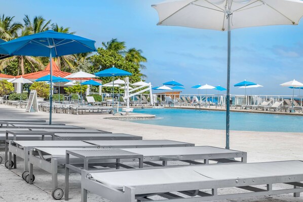 Piscine extérieure, parasols, chaises longues