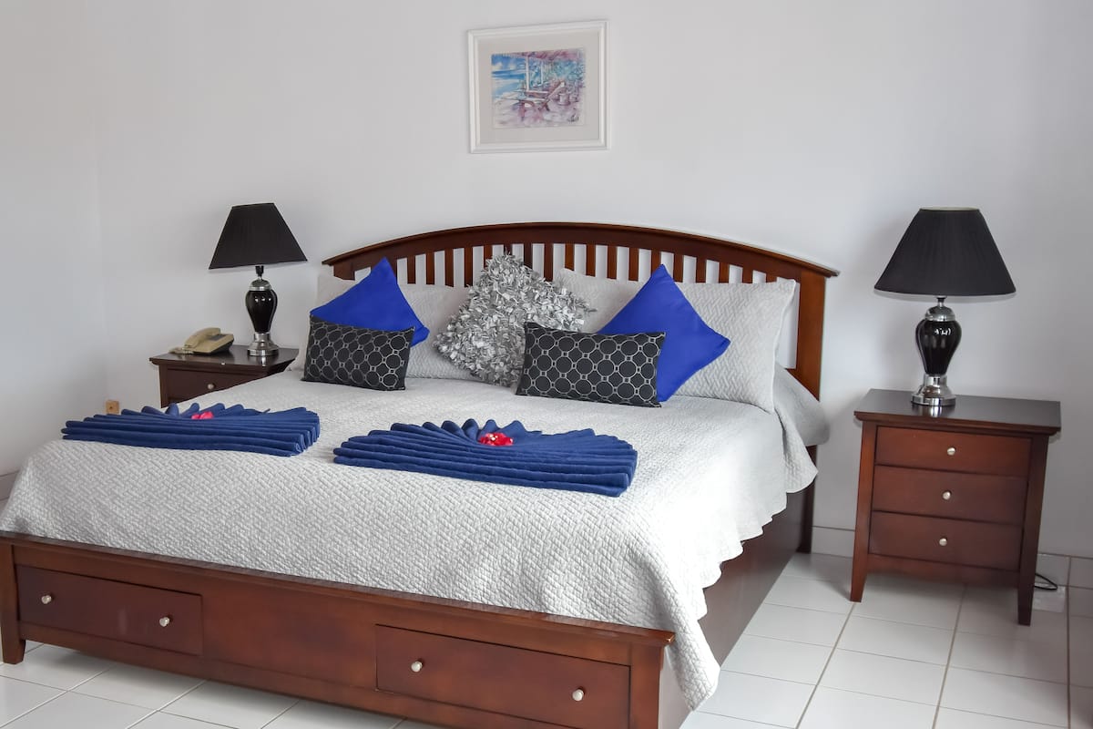 Villa, 1 King Bed, Garden View