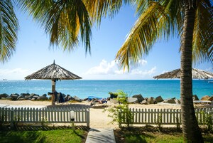 Una playa cerca, arena blanca, sillas reclinables de playa, sombrillas
