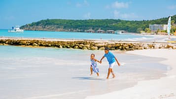 Di pantai, pasir putih, kerusi lepak pantai, payung