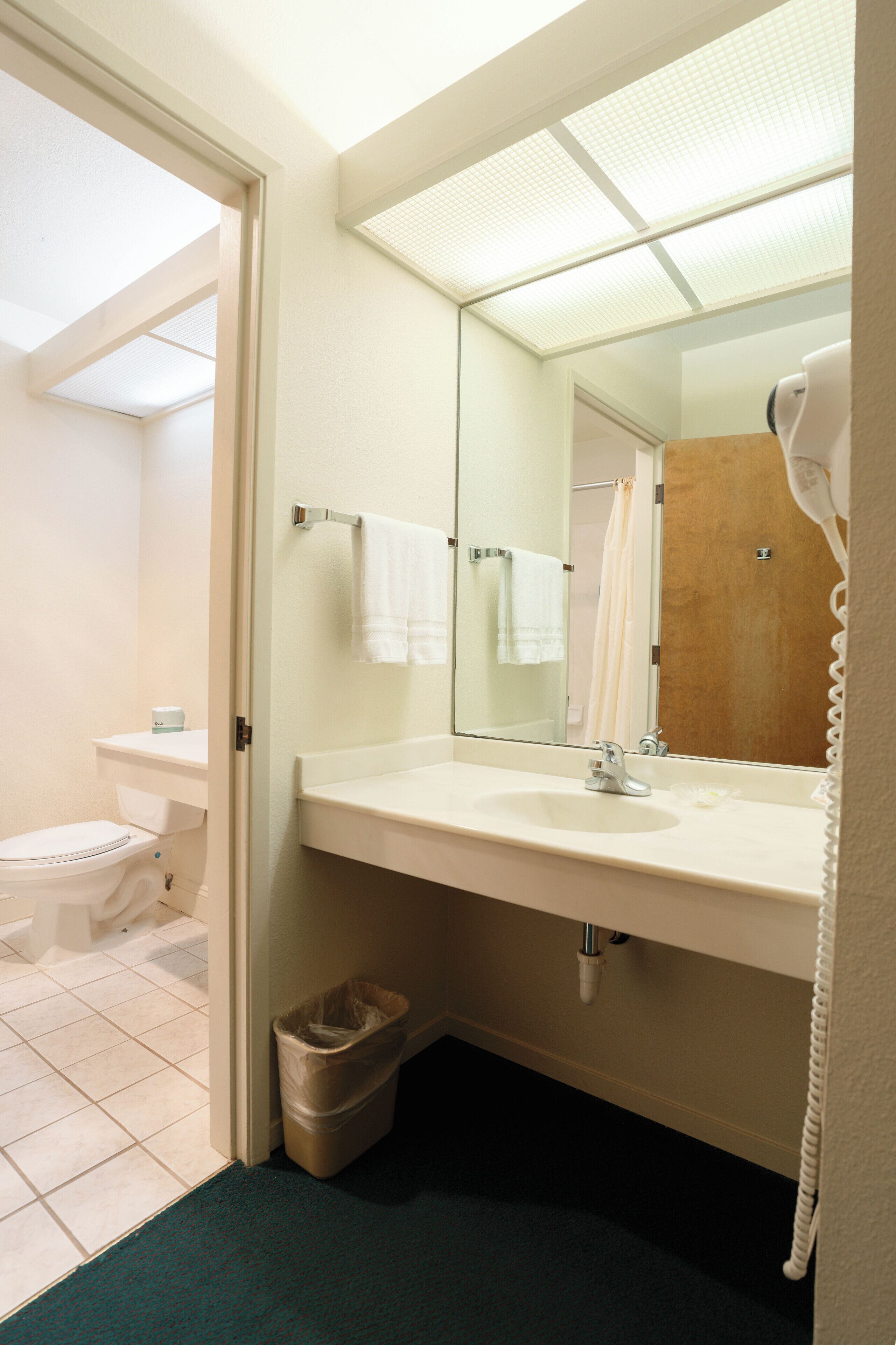 Tina con regadera, secadora de cabello, toallas 