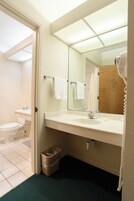 Bañera con ducha, secador de pelo, toallas