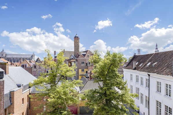 Familie driepersoonskamer, Meerdere bedden, koelkast, uitzicht op de stad | Uitzicht vanuit de kamer