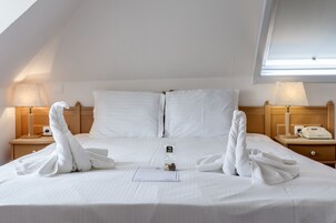 Quarto triplo família, várias camas, geladeira, vista para a cidade | Frigobar, cofres nos quartos, escrivaninha