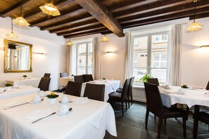 Dagelijks ontbijtbuffet (EUR 15 per persoon)