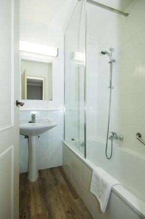 Dobbeltrom – standard, 1 queensize-seng, kjøleskap, byutsikt | Bad | Kombinert dusj/badekar, toalettartikler (inkludert) og hårføner