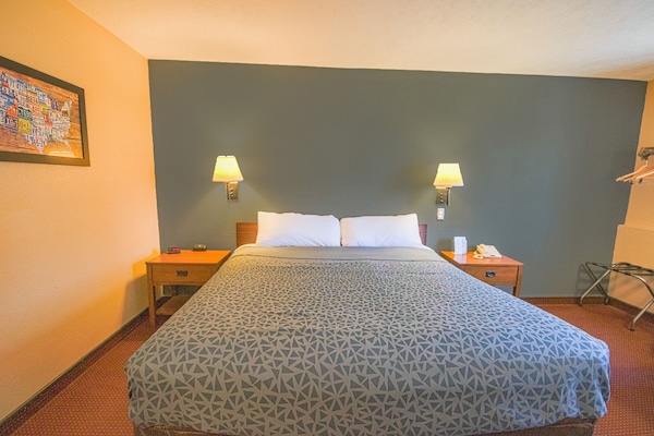 Room, 1 King Bed | Cribs (free), WiFi (free), bed sheets