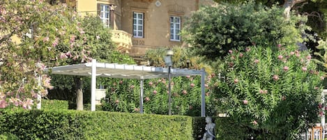 Piscine extérieure en saison