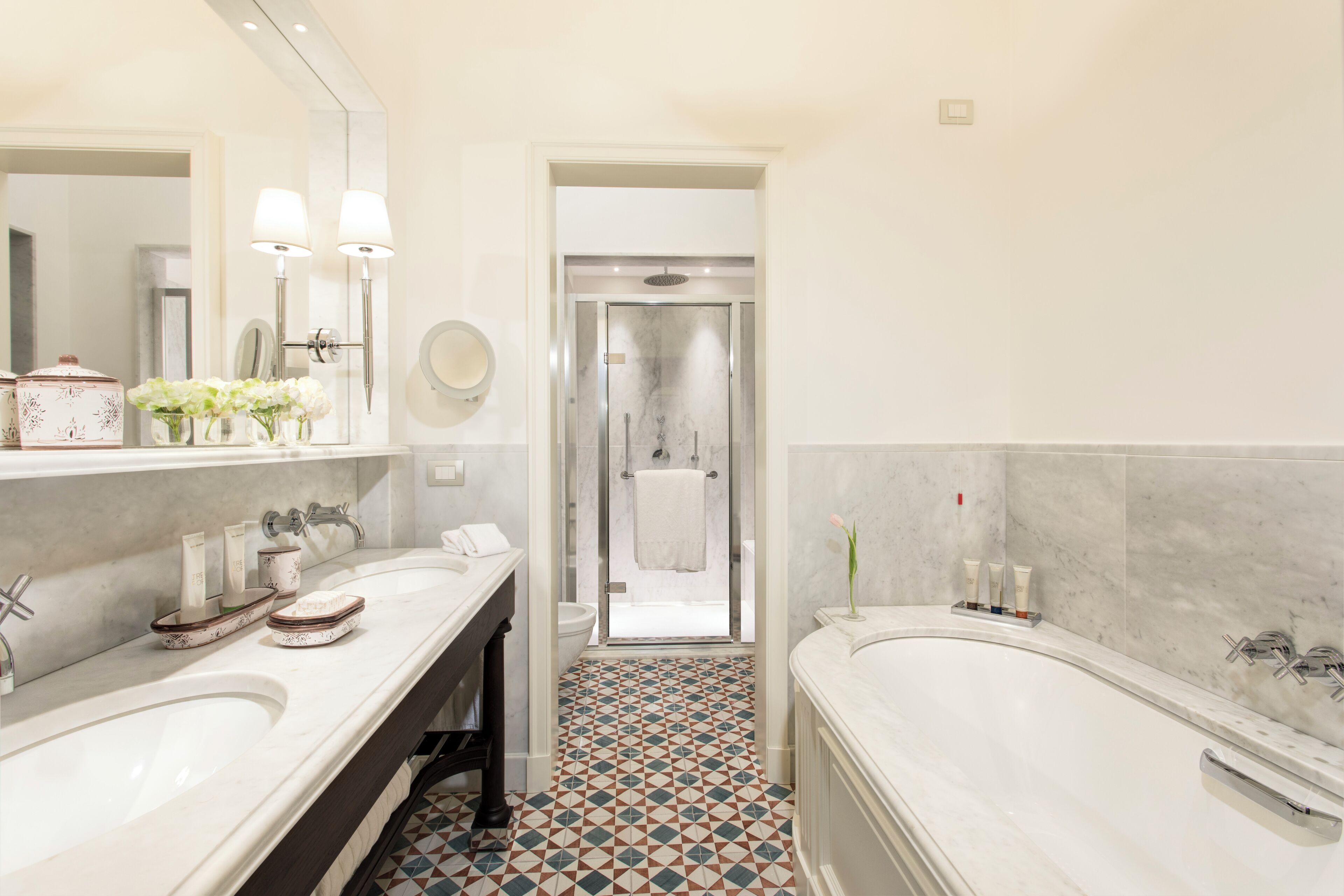 Ein modernes Badezimmer mit zwei Waschbecken, einer Badewanne und einer Dusche.