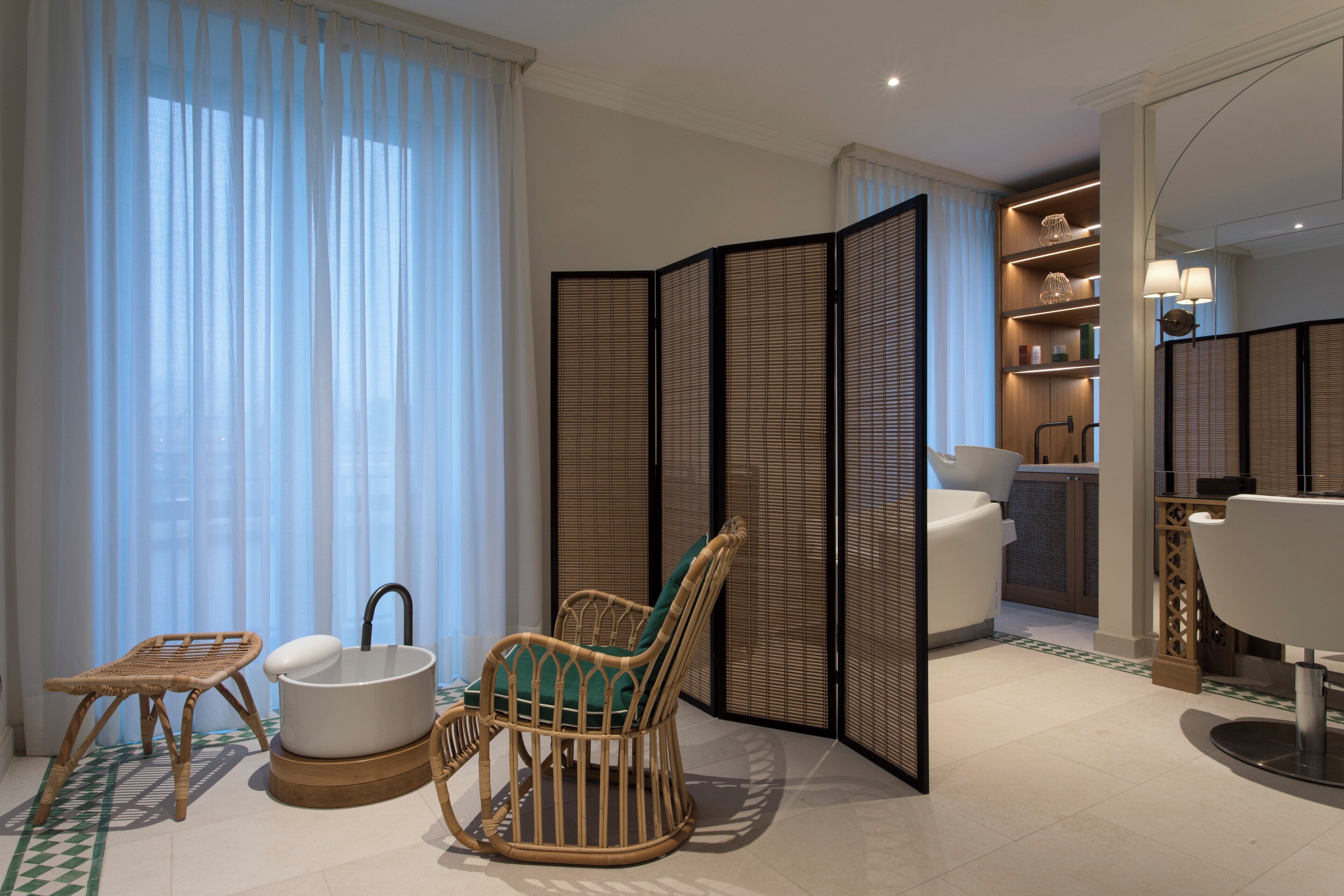 5 treatment rooms, massages