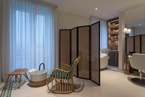 5 treatment rooms, massages