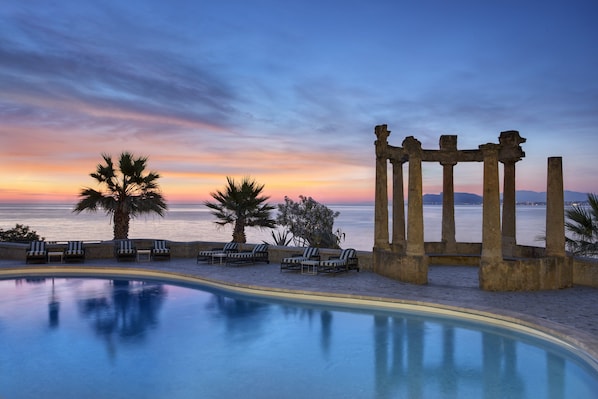 Piscina stagionale all'aperto, lettini