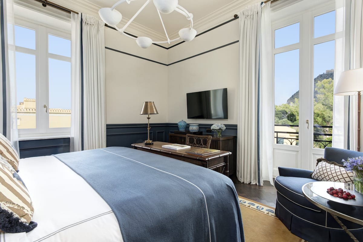 Phòng Superior | Bộ trải giường bằng vải Frette của Ý, bộ đồ giường cao cấp, minibar