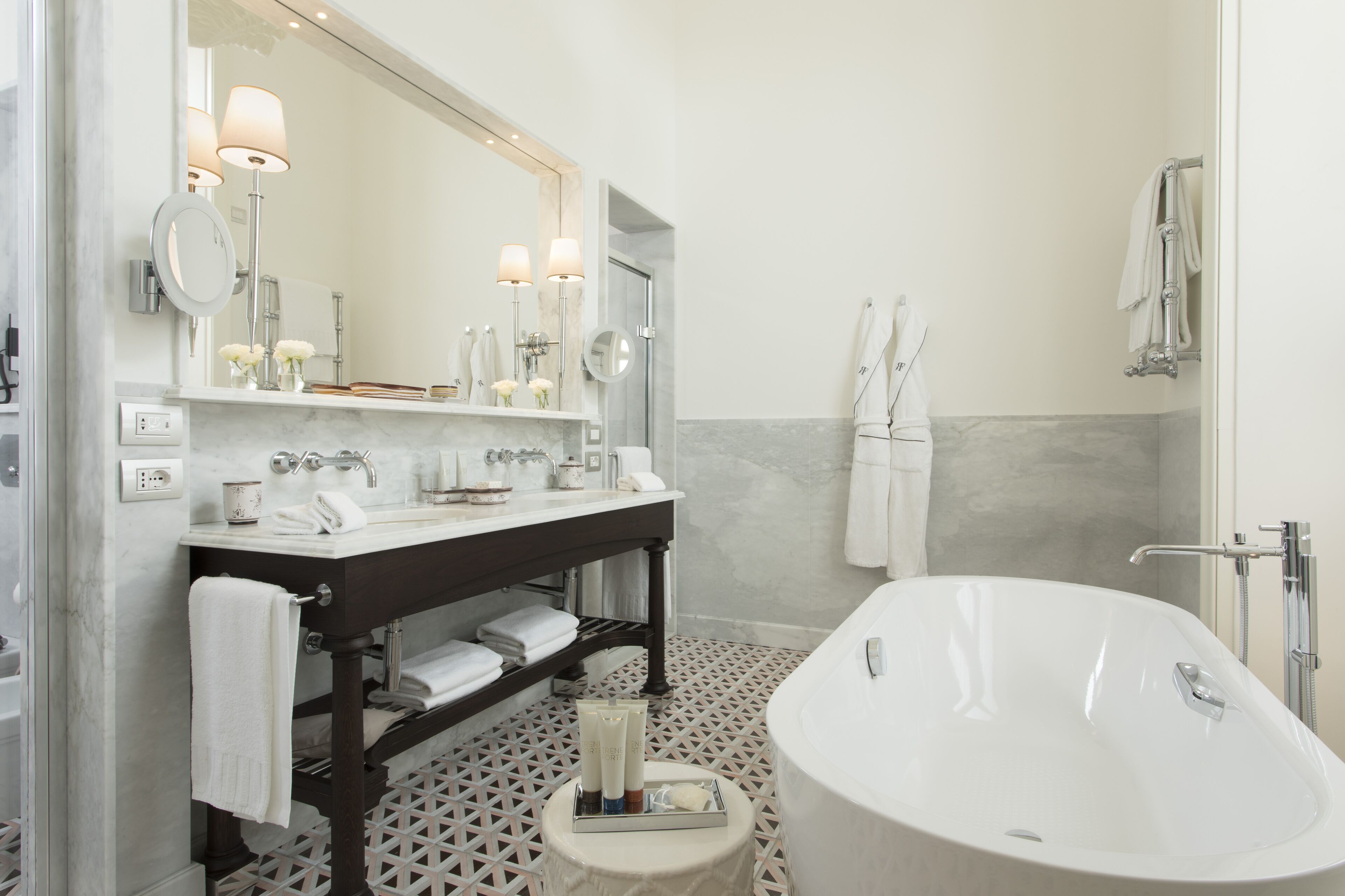 suite, terrace, sea view (igiea) | bathroom | combined shower/bathtub, free toiletries, hair dryer, bathrobes