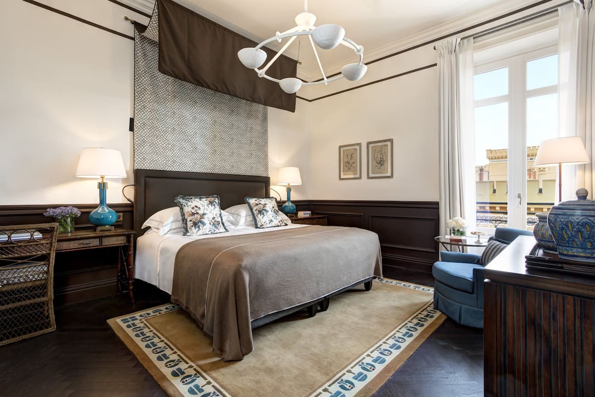 Chambre Classique | Draps italiens Frette, literie de qualité supérieure, minibar