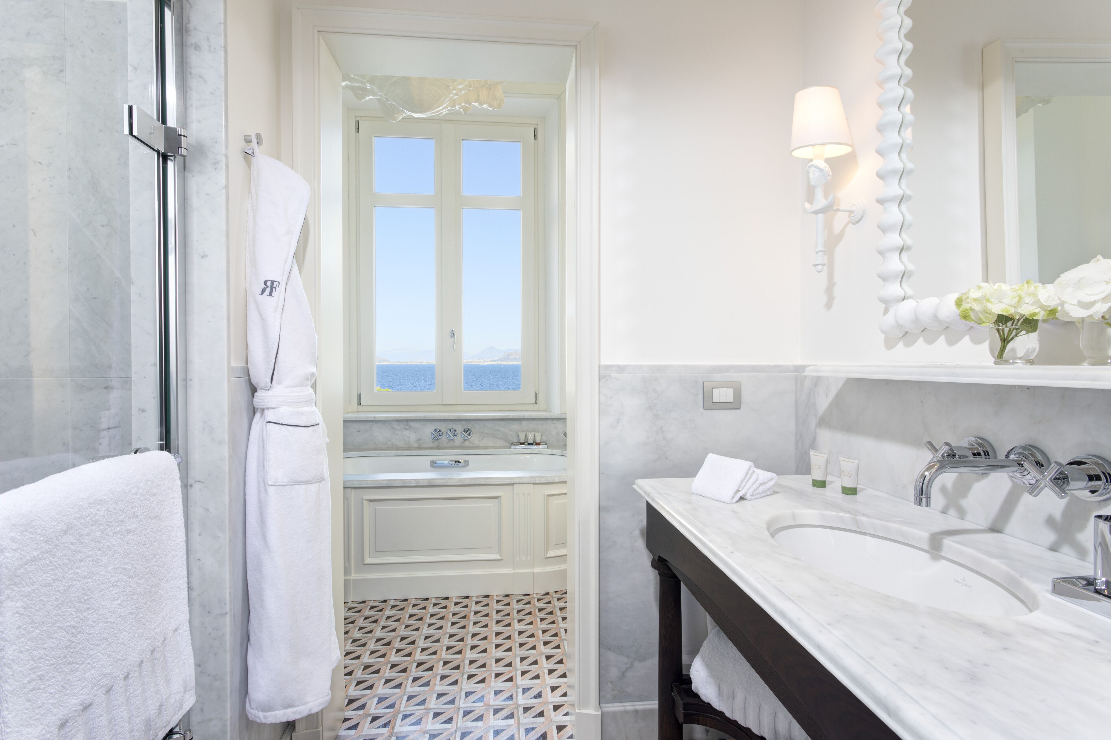 junior suite, sea view | bathroom | combined shower/bathtub, free toiletries, hair dryer, bathrobes