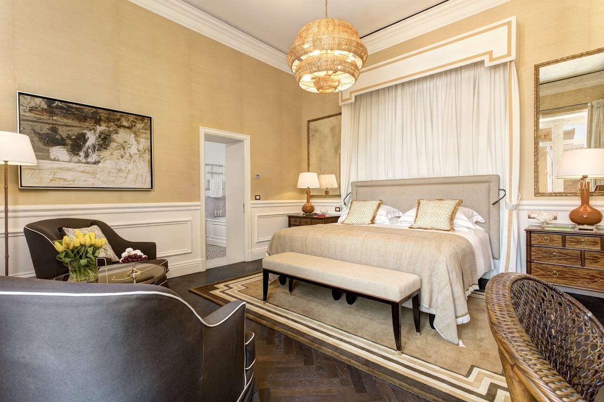 Suite, dans la tour | Draps italiens Frette, literie de qualité supérieure, minibar