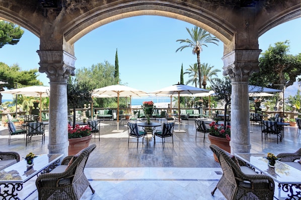 Garden views, serves lunch and dinner
