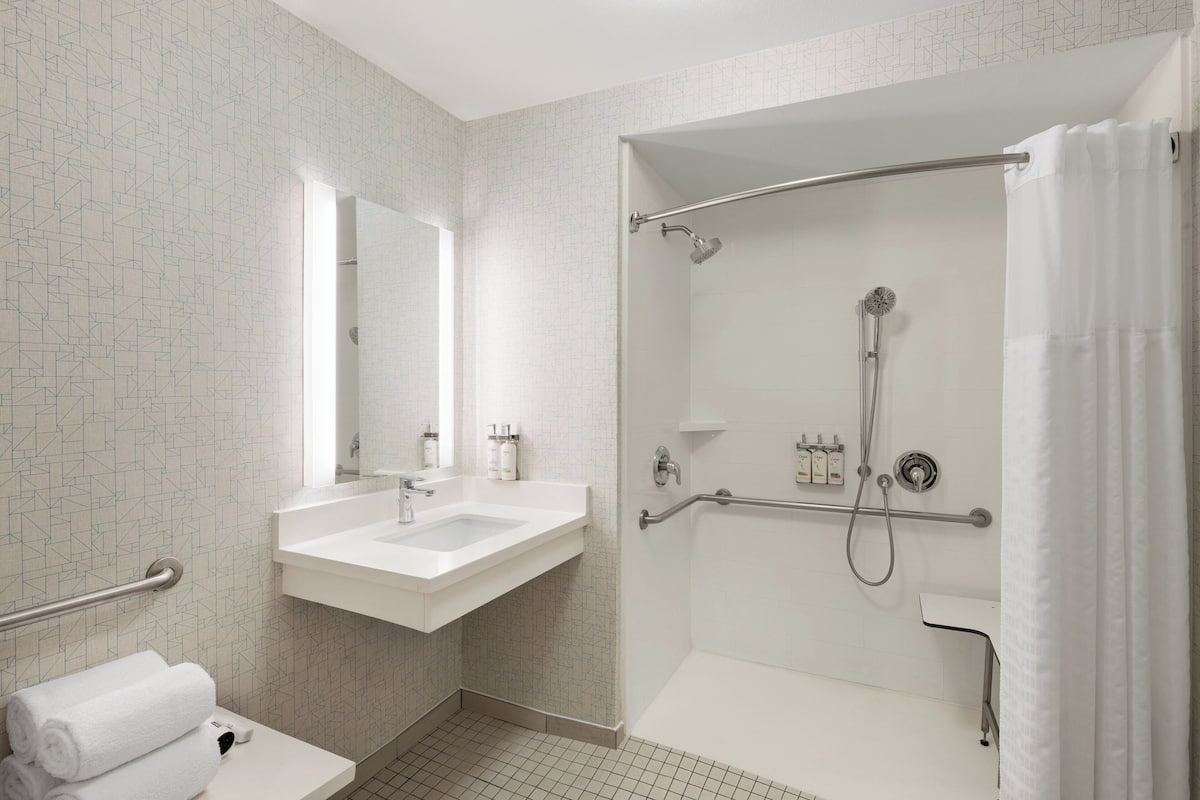 Habitación estándar, 2 camas Queen size (Communications, Mobil, Roll-In Shower) | Caja de seguridad en la habitación y escritorio