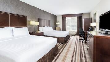 Brankas, meja kerja, ruang kerja ramah laptop, dan tirai kedap cahaya